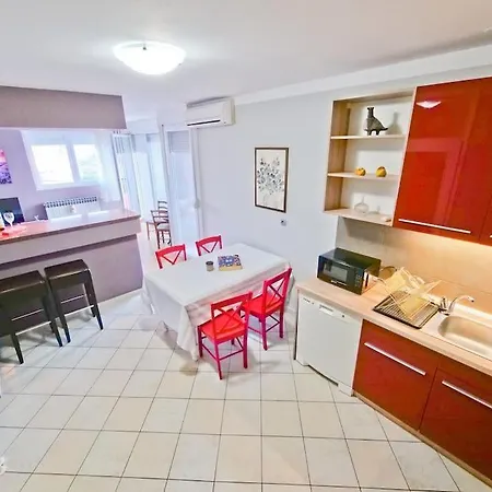 P&c Two-bedroom Sea View With Balcony, Free Public Parking Area *