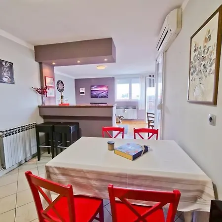 P&c Two-bedroom Sea View With Balcony, Free Public Parking Area *