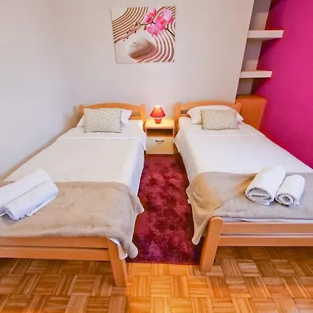 P&c Two-bedroom Sea View With Balcony, Free Public Parking Area 扎达尔