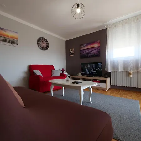 アパート P&c Two-bedroom With Balcony, Near Old Town, Free Public Parking Area *
