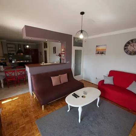 P&c Two-bedroom With Balcony, Near Old Town, Free Public Parking Area アパート
